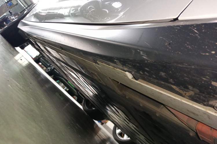 Used Nio ET5 2024 75 kWh Right Side Sill