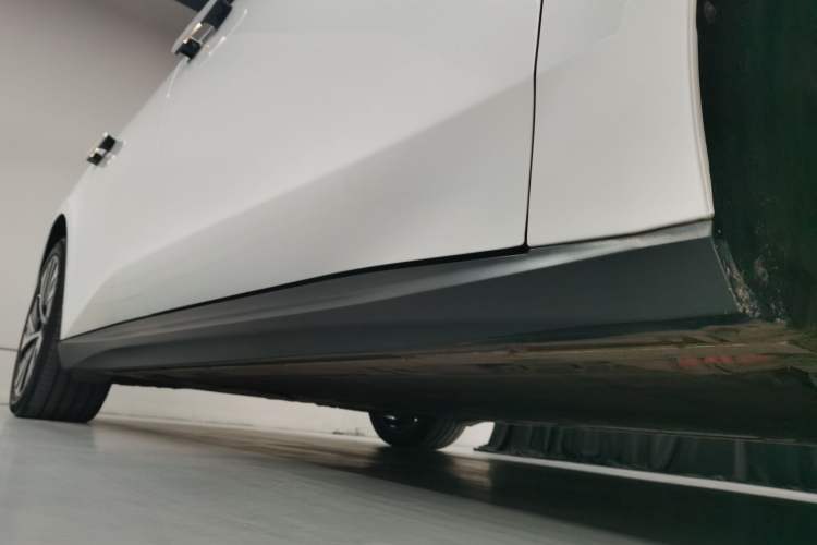 Used Nio ET5 2024 75 kWh Right Side Sill