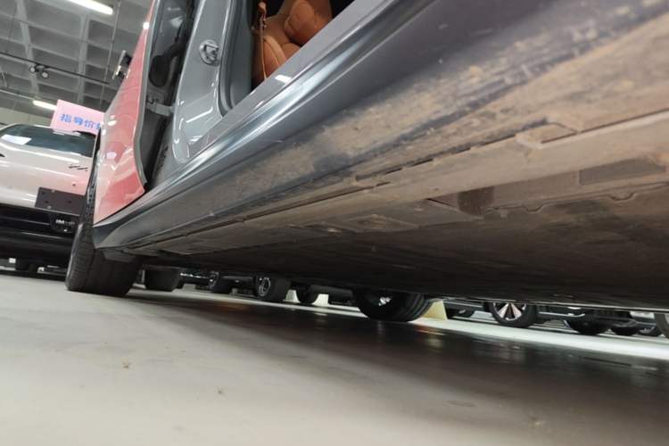 Used Nio ET5 2024 75 kWh Right Side Sill