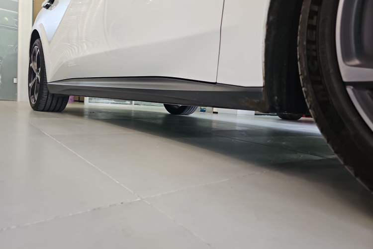Used Nio ET5 2024 75 kWh Right Side Sill