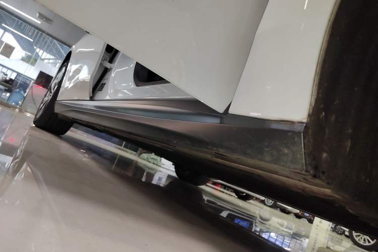 Used Nio ET5 2024 75 kWh Right Side Sill