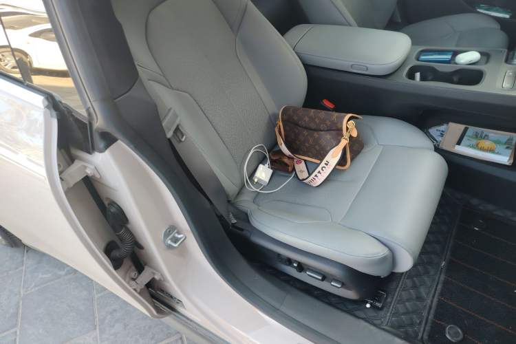 Used Nio ET5 2024 75 kWh Right Front Seat