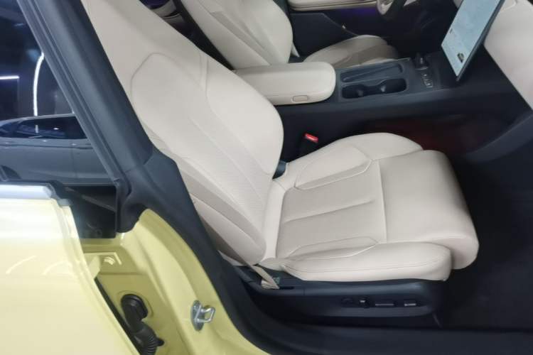 Used Nio ET5 2024 75 kWh Right Front Seat