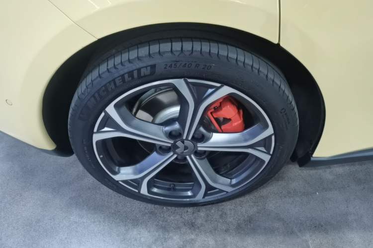 Used Nio ET5 2024 75 kWh Right Rear Wheel Hub
