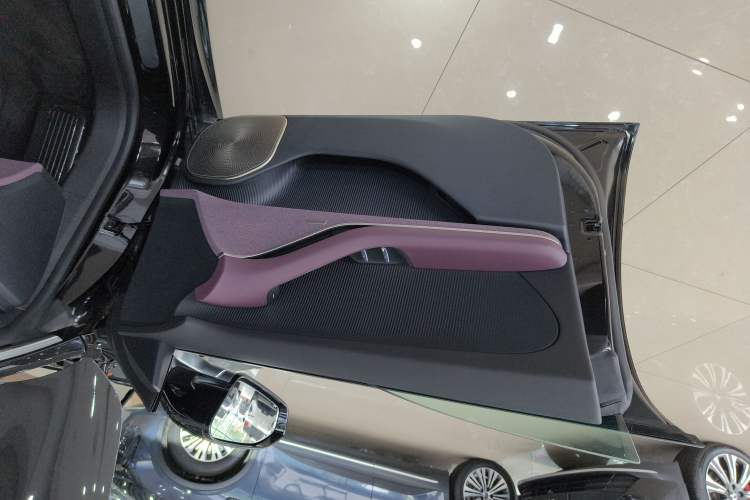Used Nio ET5 2025 75 kWh Left Front Door Interior