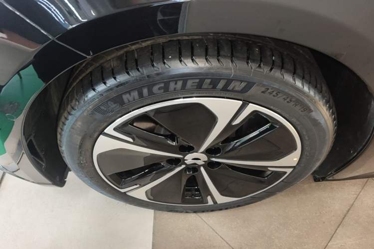 Used Nio ET5 2025 75 kWh Left Front Wheel Hub