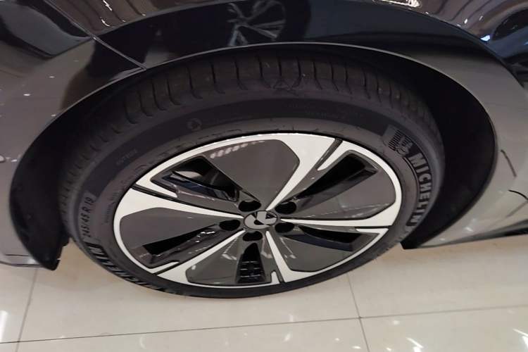 Used Nio ET5 2025 75 kWh Left Front Wheel Hub