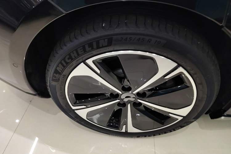 Used Nio ET5 2025 75 kWh Right Rear Wheel Hub