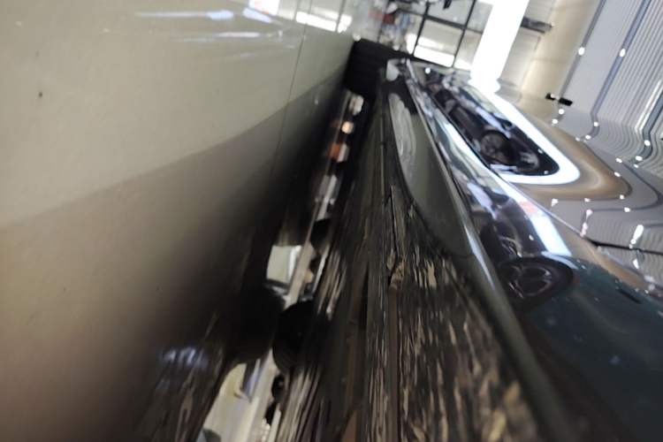 Used Nio ET5 2025 75 kWh Right Side Sill