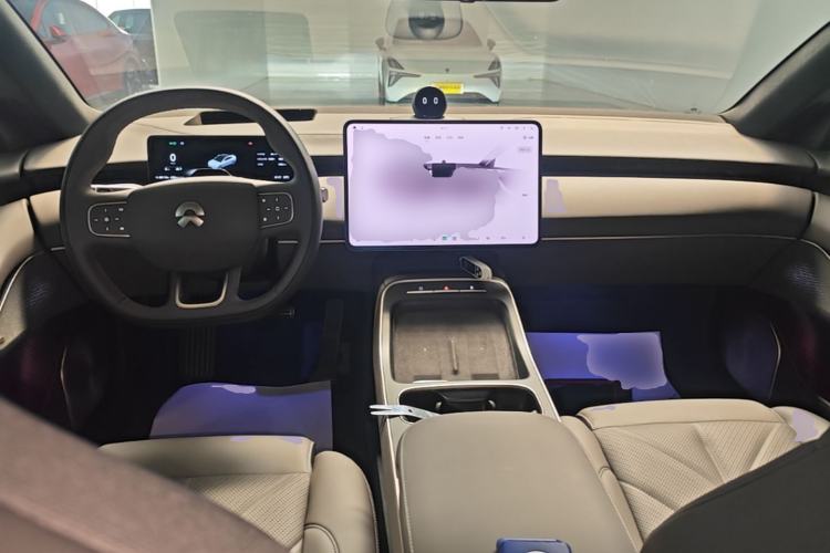 Used Nio ET5 2025 75 kWh Center Console