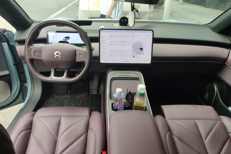 Used Nio ET5 2025 75 kWh Center Console