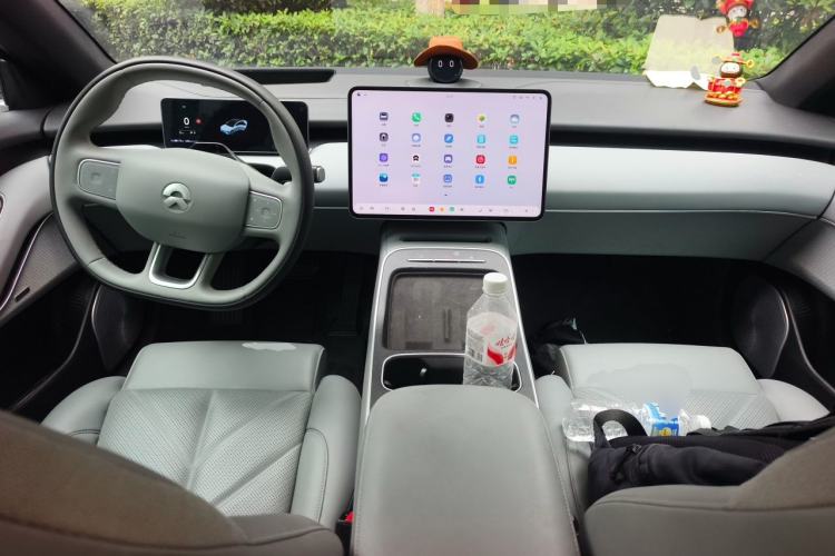 Used Nio ET5 2025 75 kWh Center Console