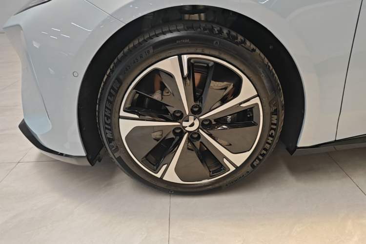 Used Nio ET5 2025 75 kWh Left Front Wheel Hub