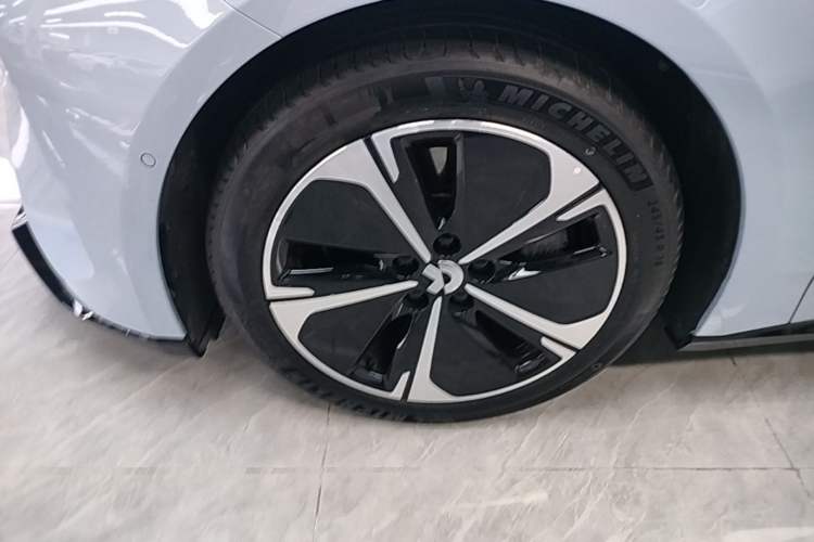 Used Nio ET5 2025 75 kWh Left Front Wheel Hub