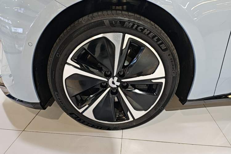 Used Nio ET5 2025 75 kWh Left Front Wheel Hub