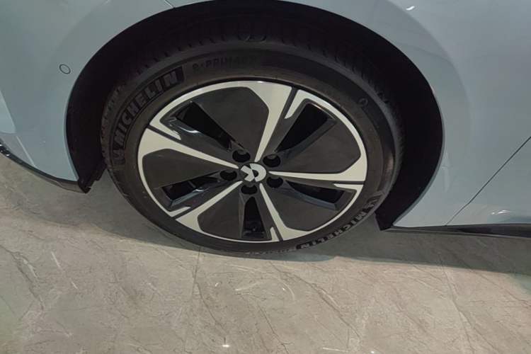 Used Nio ET5 2025 75 kWh Left Front Wheel Hub