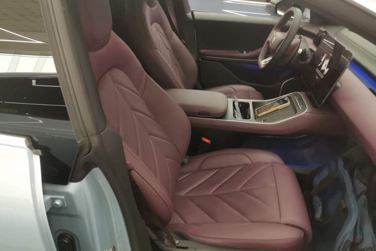 Used Nio ET5 2025 75 kWh Right Front Seat