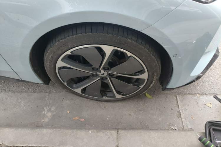 Used Nio ET5 2025 75 kWh Right Front Wheel Hub