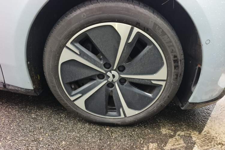 Used Nio ET5 2025 75 kWh Right Front Wheel Hub