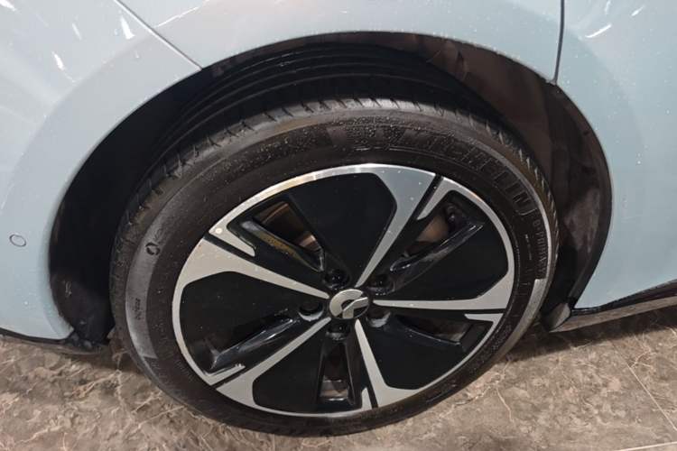 Used Nio ET5 2025 75 kWh Right Rear Wheel Hub