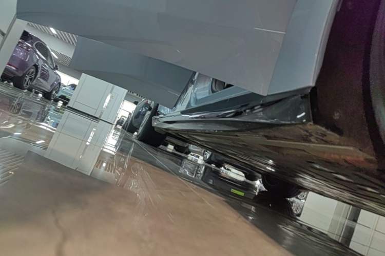 Used Nio ET5 2025 75 kWh Right Side Sill
