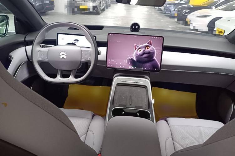 Used Nio ET5 2025 75 kWh Center Console