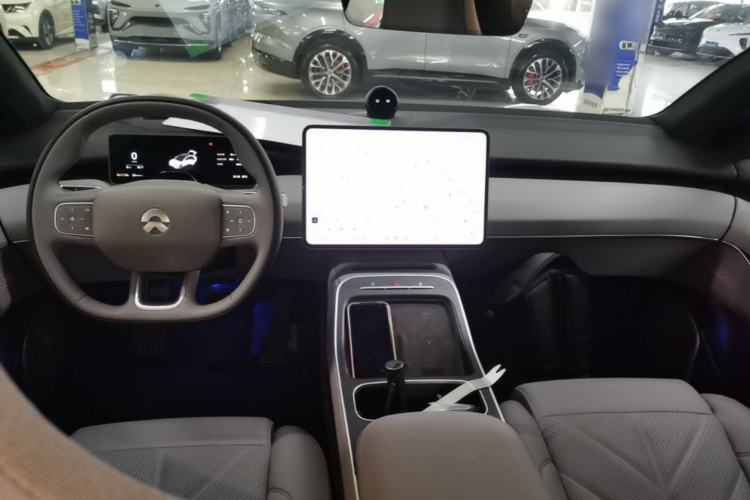Used Nio ET5 2025 75 kWh Center Console