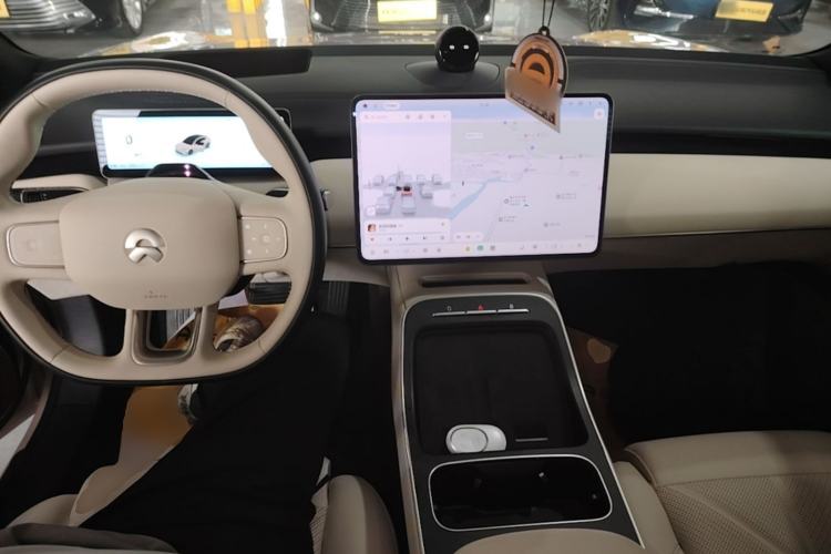 Used Nio ET5 2025 75 kWh Center Console