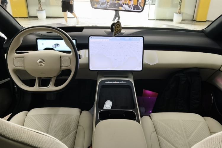 Used Nio ET5 2025 75 kWh Center Console