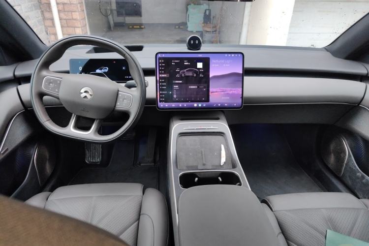 Used Nio ET5 2025 75 kWh Center Console