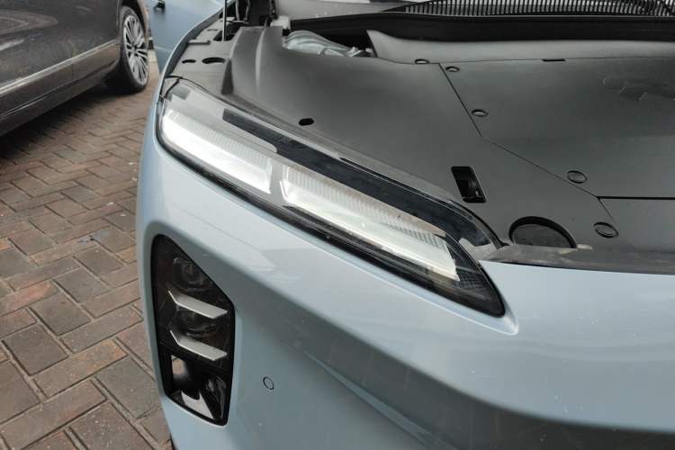 Used Nio ET5 2025 75 kWh Right Front Headlight