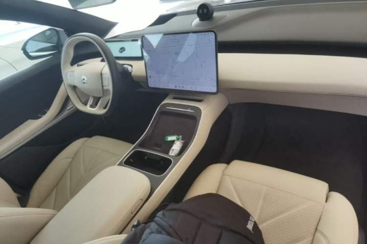 Used Nio ET5 2025 75 kWh Center Console
