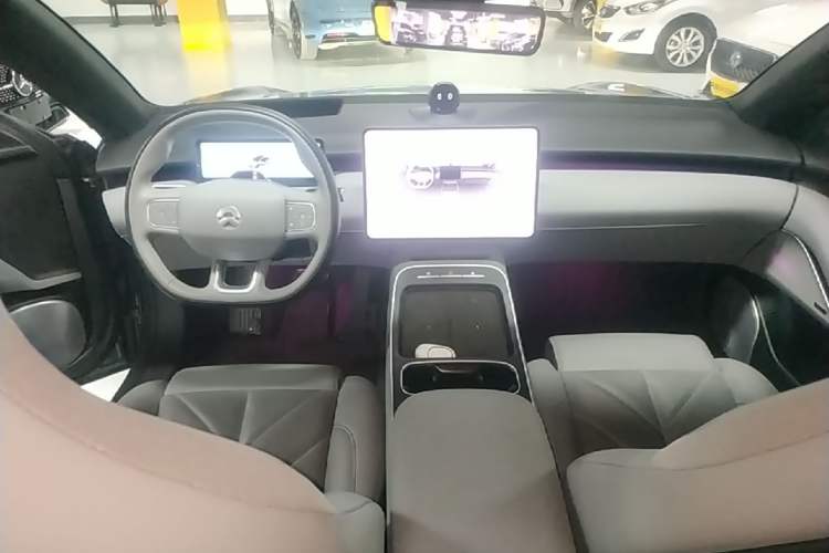 Used Nio ET5 2025 75 kWh Center Console
