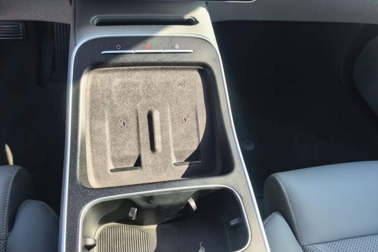 Used Nio ET5 2025 75 kWh Gear Lever