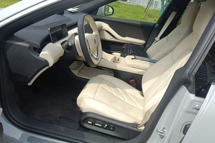 Used Nio ET5 2025 75 kWh Left Front Seat