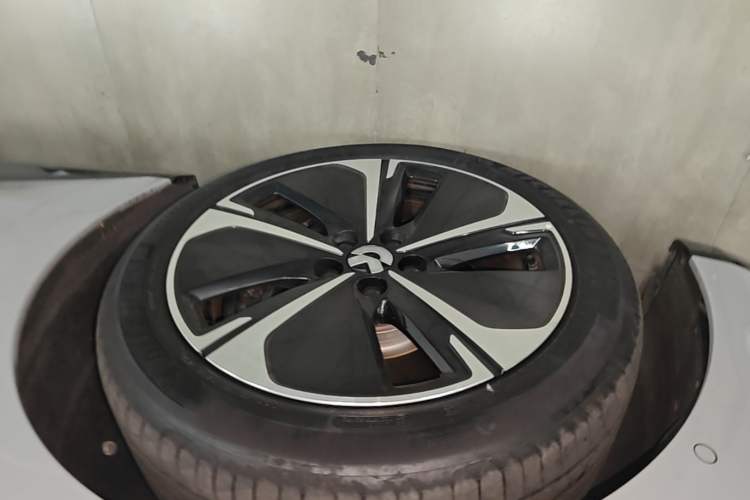 Used Nio ET5 2025 75 kWh Left Front Wheel Hub