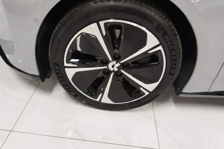 Used Nio ET5 2025 75 kWh Left Front Wheel Hub