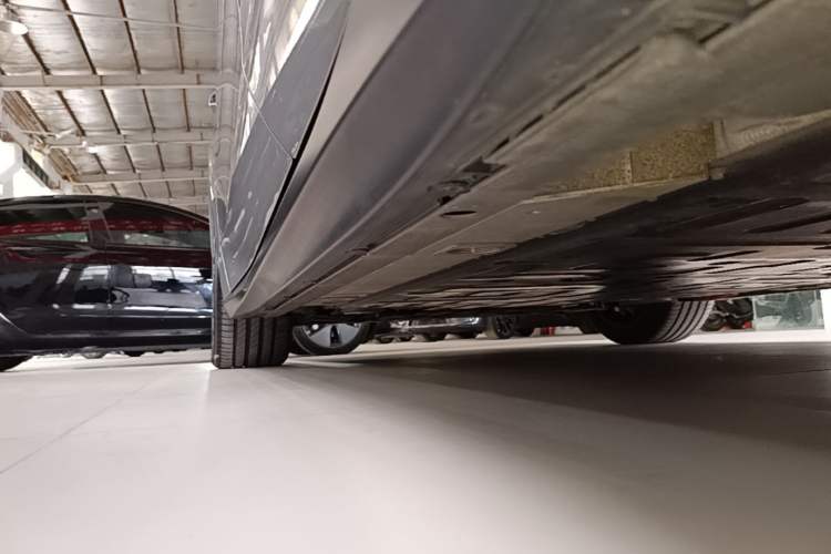 Used Nio ET5 2025 75 kWh Left Side Sill