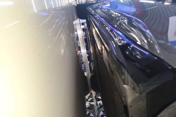 Used Nio ET5 2025 75 kWh Left Side Sill