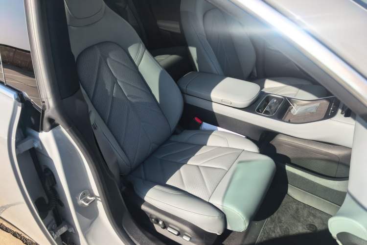 Used Nio ET5 2025 75 kWh Right Front Seat