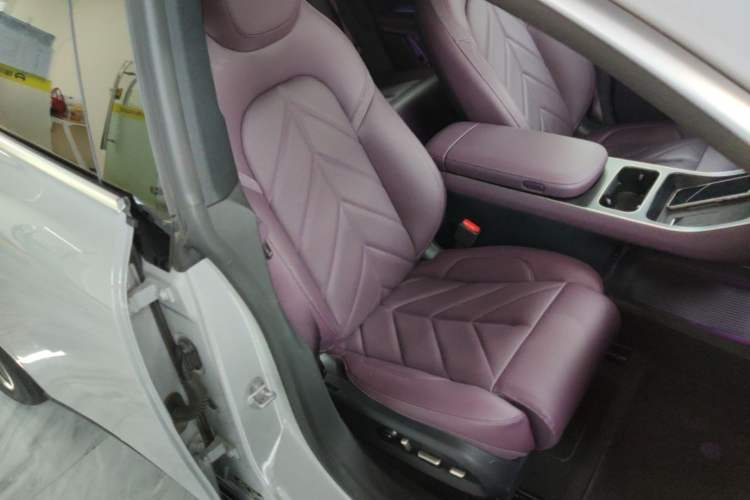 Used Nio ET5 2025 75 kWh Right Front Seat