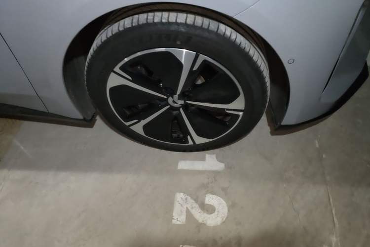 Used Nio ET5 2025 75 kWh Right Front Wheel Hub