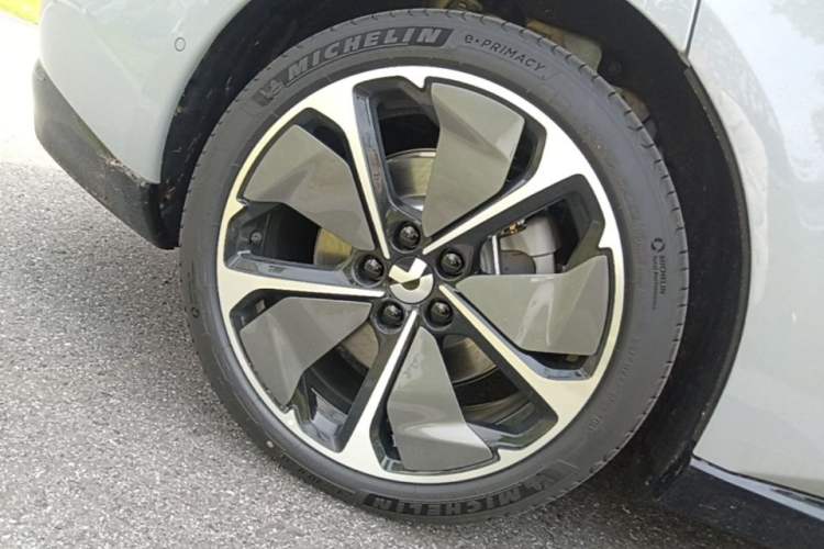 Used Nio ET5 2025 75 kWh Right Rear Wheel Hub