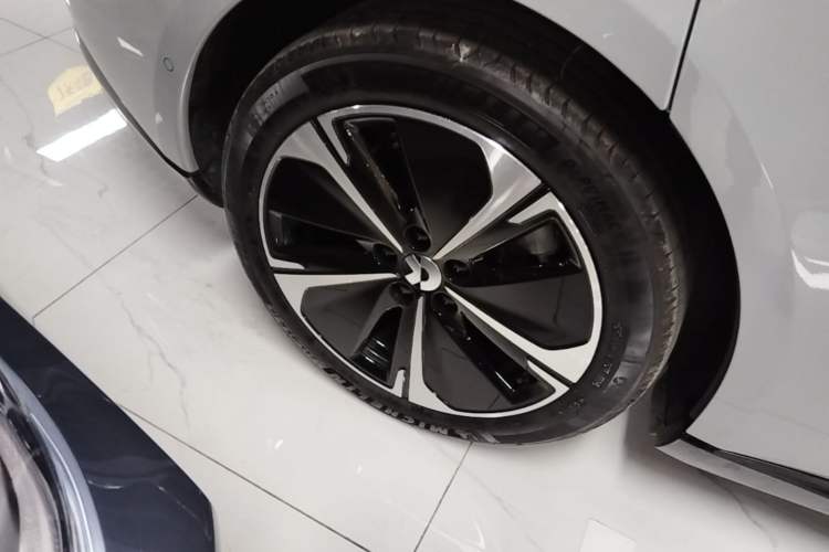 Used Nio ET5 2025 75 kWh Right Rear Wheel Hub