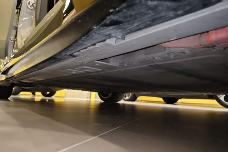 Used Nio ET5 2025 75 kWh Right Side Sill
