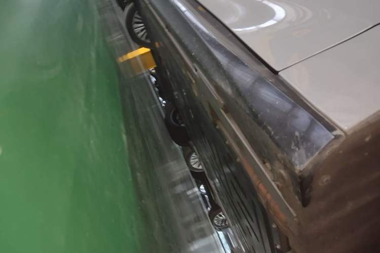 Used Nio ET5 2025 75 kWh Right Side Sill