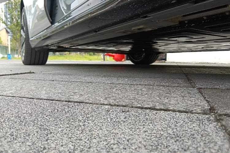 Used Nio ET5 2025 75 kWh Right Side Sill