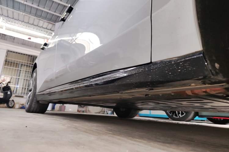 Used Nio ET5 2025 75 kWh Right Side Sill