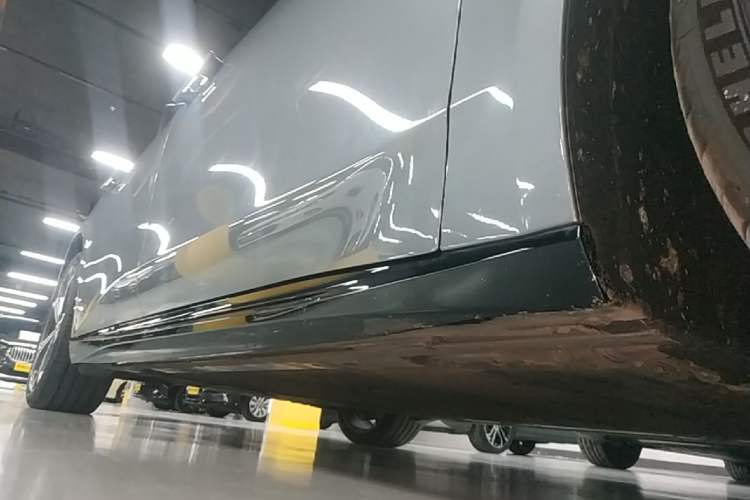 Used Nio ET5 2025 75 kWh Right Side Sill