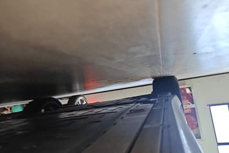 Used Nio ET5 2025 75 kWh Right Side Sill